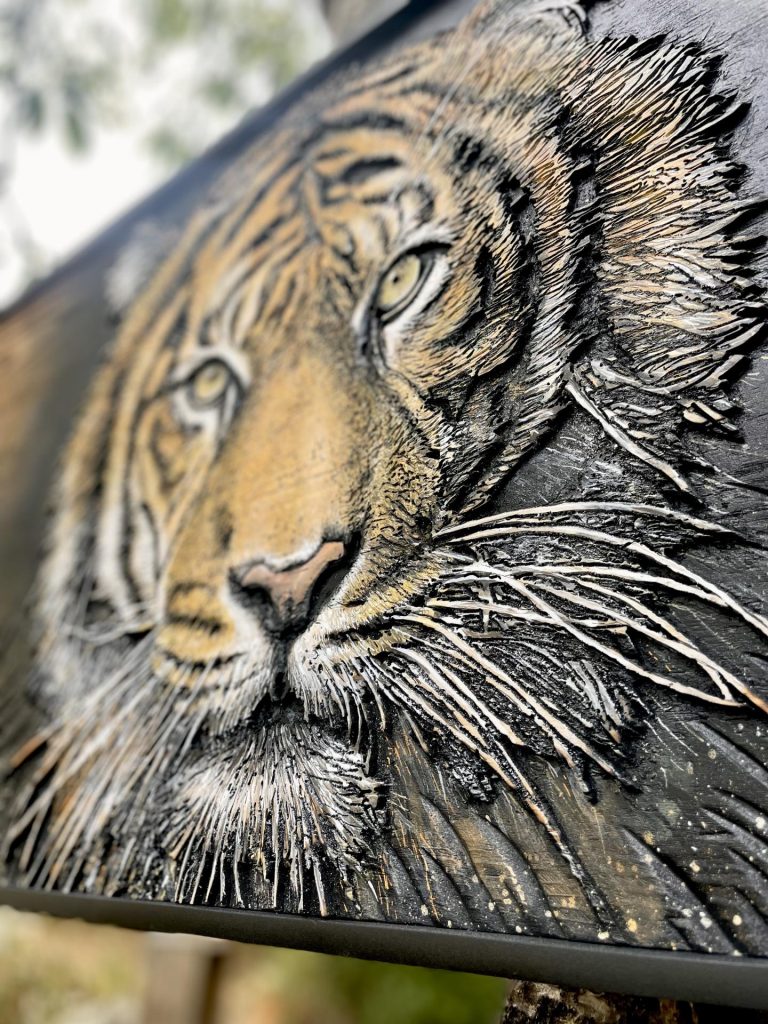 Tableau d'un portrait de tigre gravé et peint sur bois