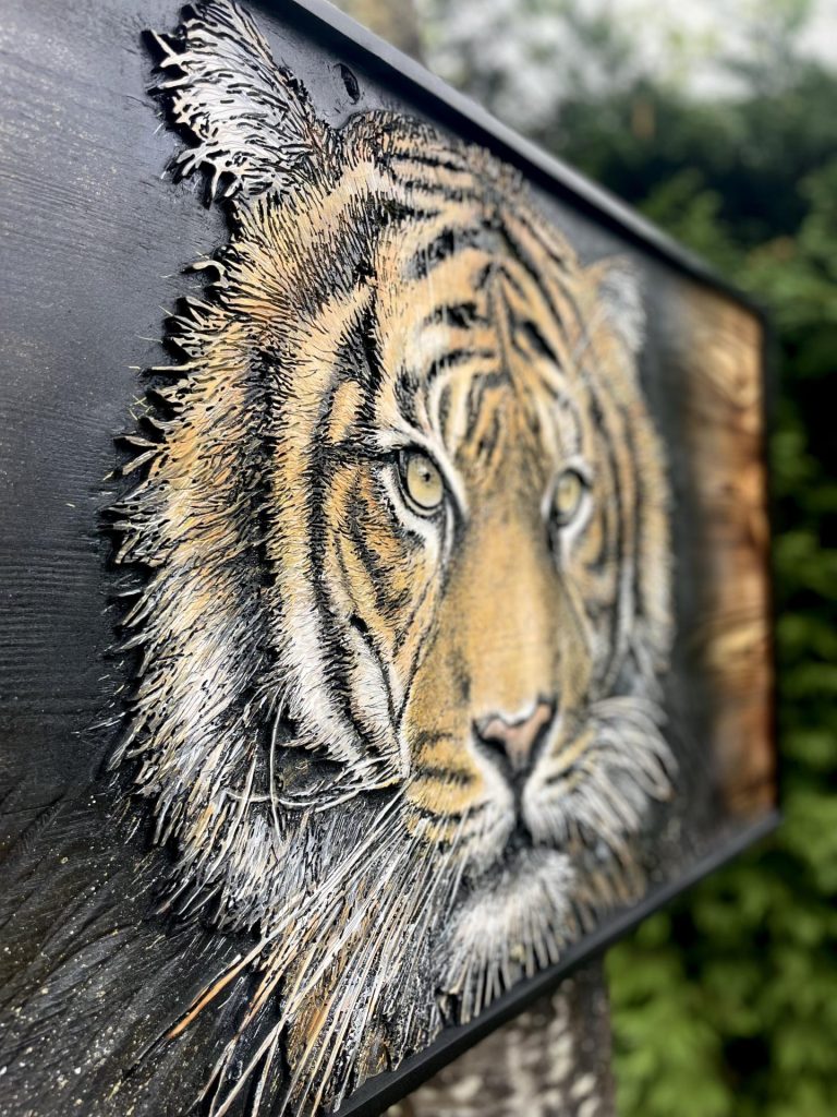 Tableau d'un portrait de tigre gravé et peint sur bois